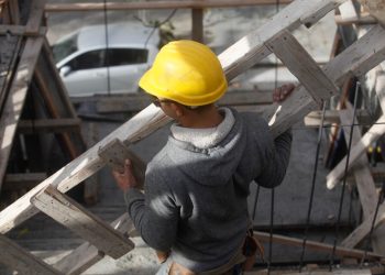 Milei presidente: durante abril se registró un derrumbe total de la industria manufacturera y la construcción cayó un 37%