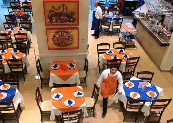 «Salir a comer a casa»: cae el consumo de restoranes y sufren los trabajadores