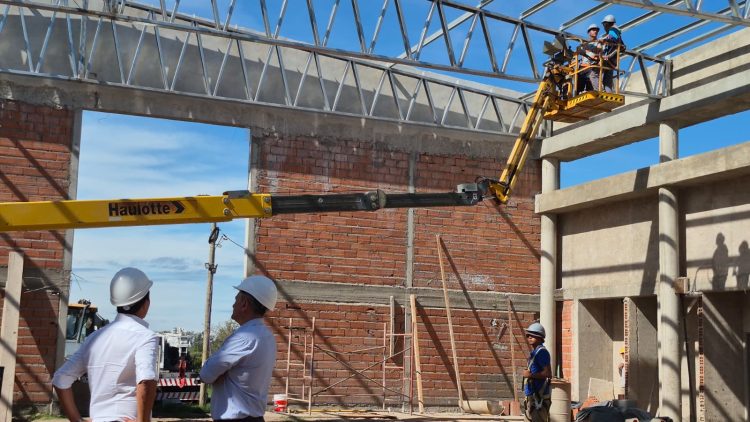 Toay: el SUM del Colegio “Claro en el Monte” avanza a buen ritmo y supera lo previsto